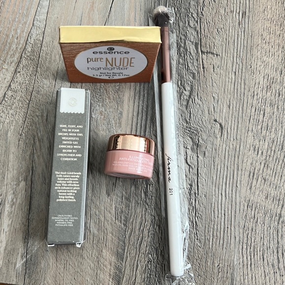 MAKEUP Bundle - Picture 2 of 6